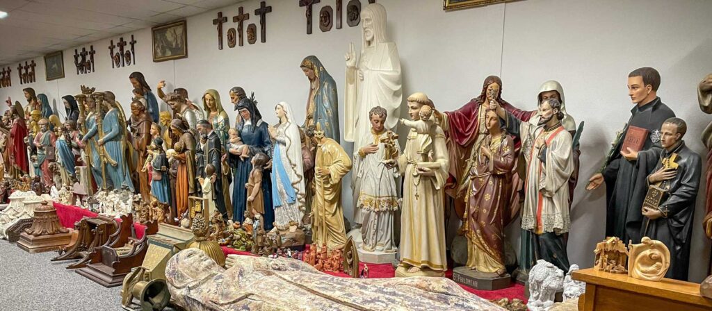 Photo of the relimarket a market where you can see and buy Catholic art.